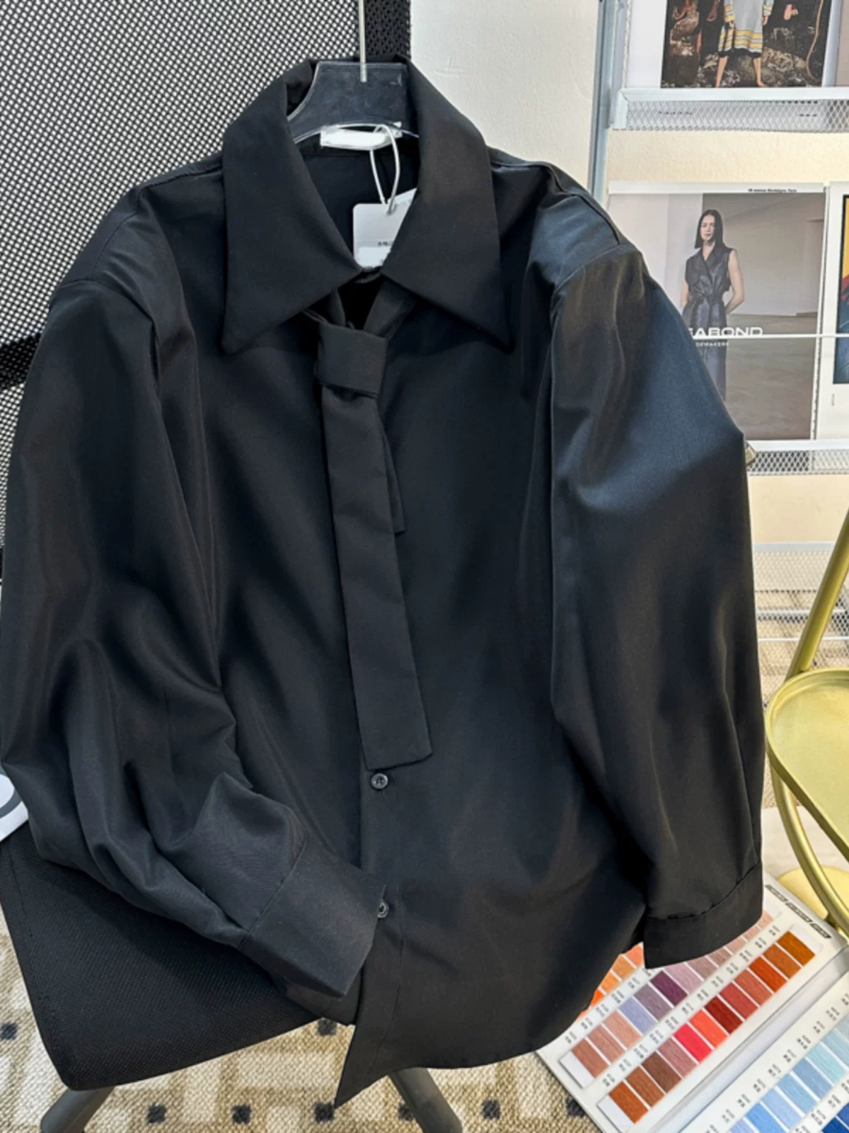 Áo sơ mi nam cao cấp có đệm vai, phong cách trưởng thành thời thượng mùa xuân thu, kiểu dáng rộng rãi thoải mái, tay dài phong cách Pháp.