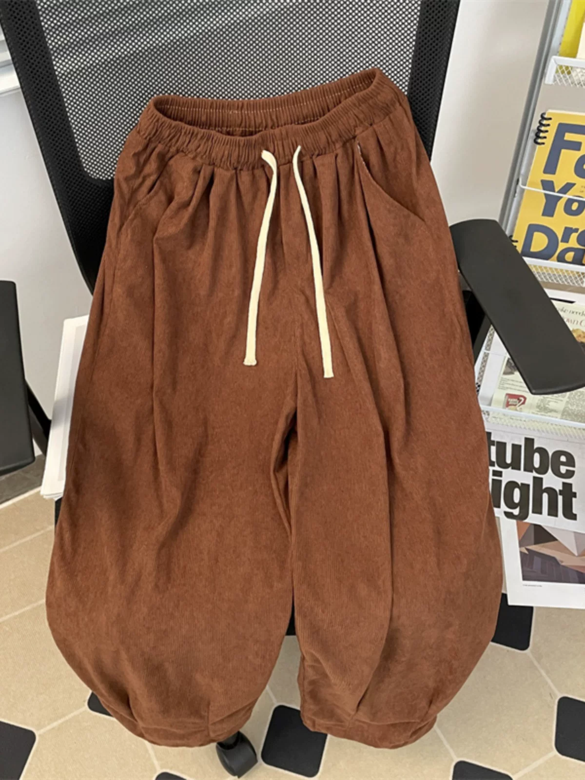 Quần công sở phong cách retro Nhật Bản dành cho nam, quần vải nhung mùa xuân, quần dài ống rộng dáng rộng hợp thời trang đa năng.