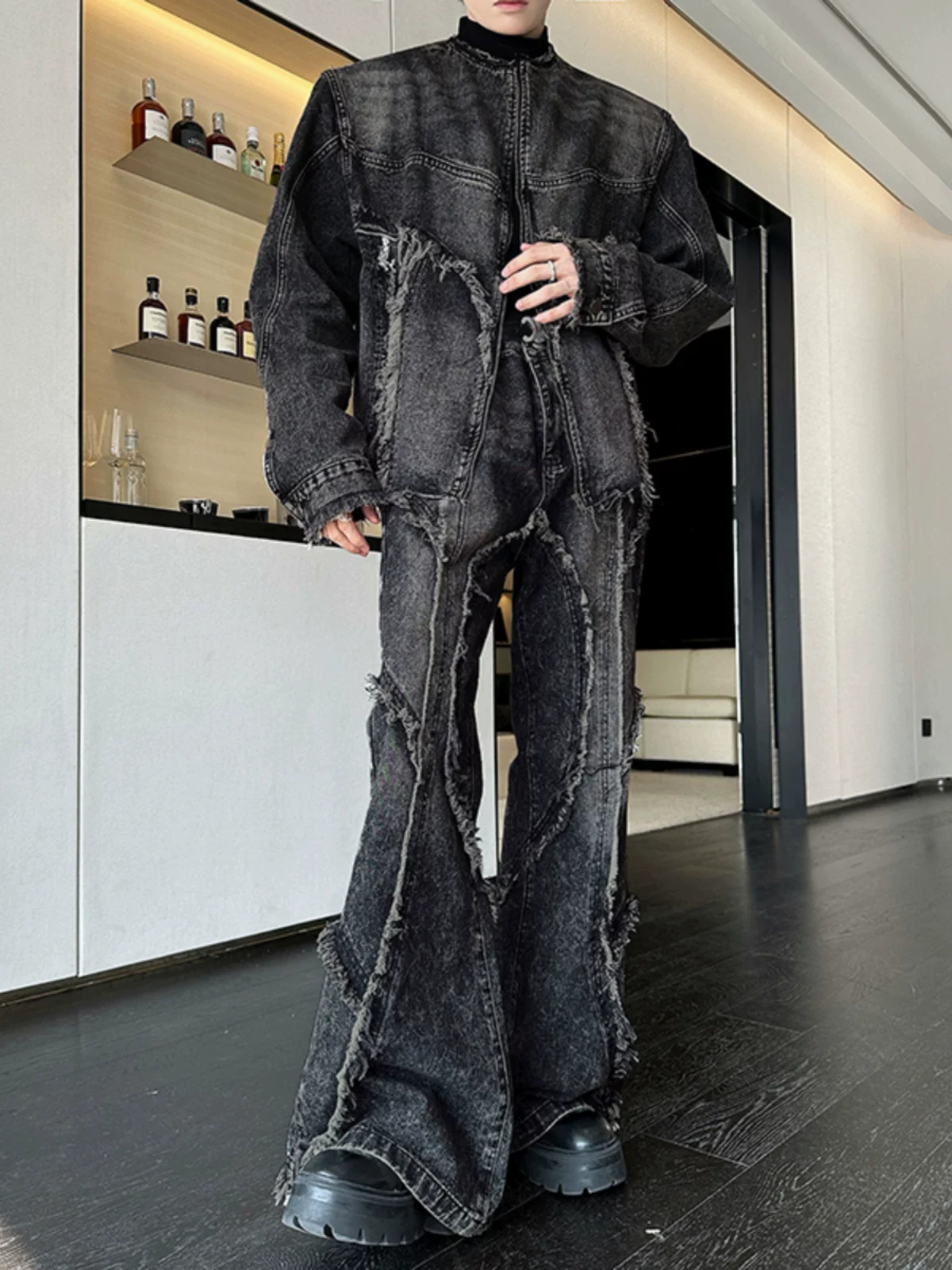 Bộ áo khoác denim kiểu Mỹ chất lượng cao dành cho nam, áo khoác viền tua rua mùa xuân thu phối cùng quần dài hơi loe, bộ trang phục thời thượng.