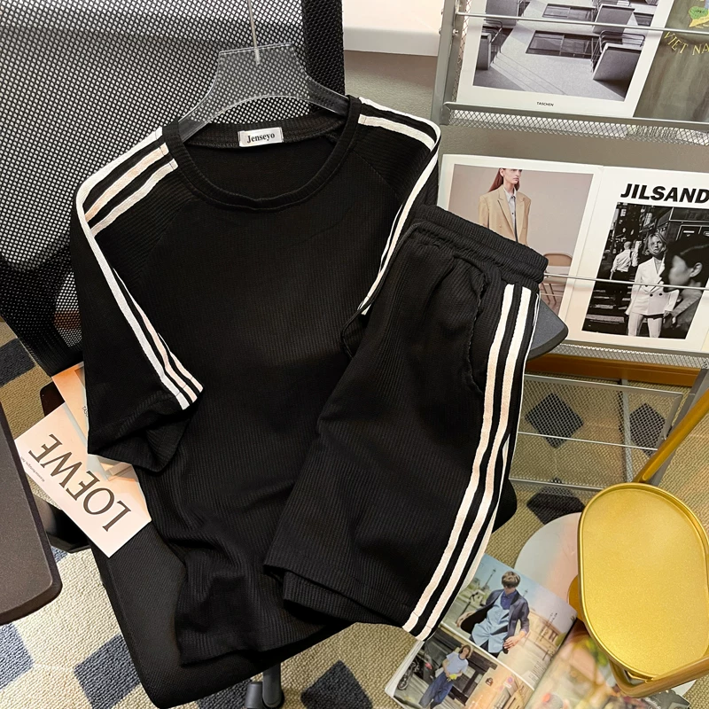 Bộ đồ thể thao Waffle dành cho nam, bộ đôi áo phông và quần đùi kẻ sọc rộng rãi thời trang mùa hè dành cho cặp đôi.