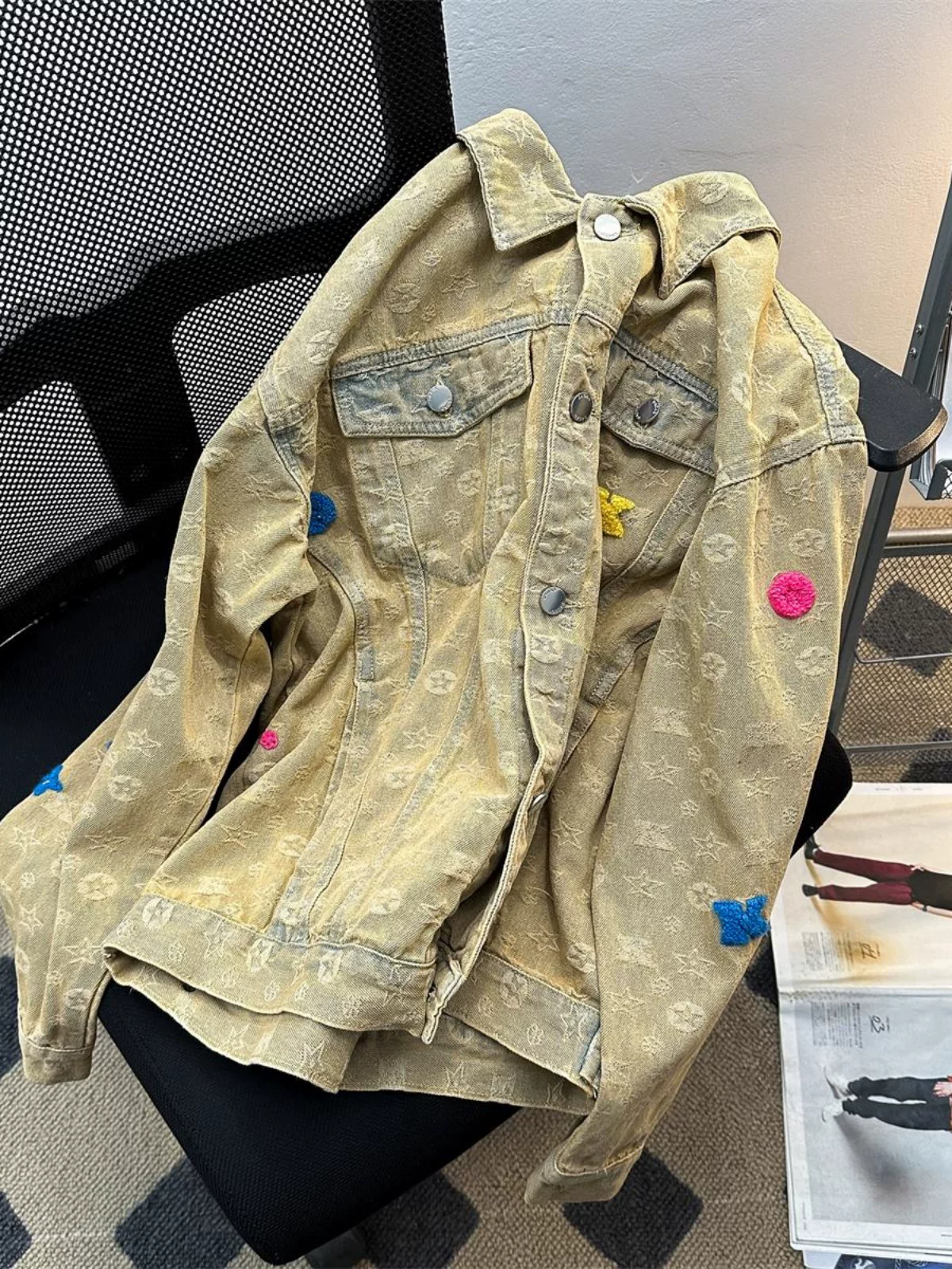 Áo khoác màu bùn vàng phong cách vintage cho nam và nữ, áo khoác denim thêu họa tiết thời thượng, kiểu dáng rộng rãi, phong cách retro Mỹ, thích hợp cho mùa xuân và mùa thu.