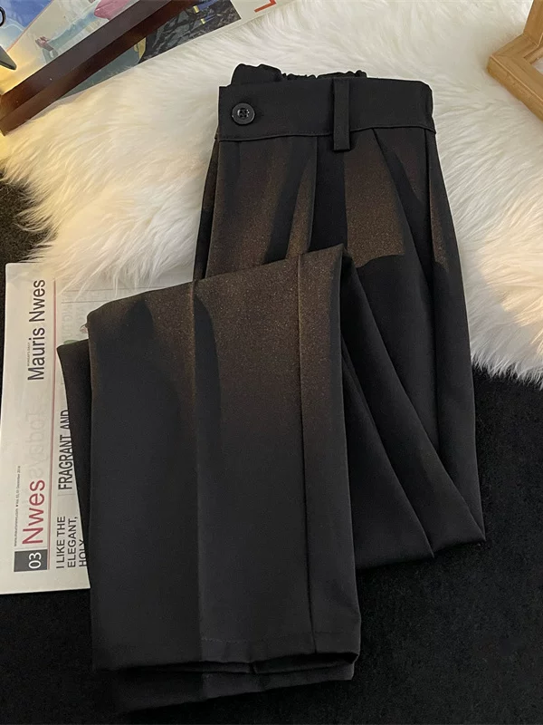 Quần tây nam màu đen thời trang mùa hè, chất liệu mỏng, dáng rộng, ống suông, có độ rủ tự nhiên.