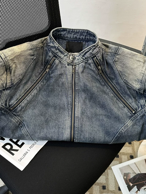 Áo khoác denim nam kiểu dáng ngắn, thiết kế phá cách, vai đệm, phong cách workwear, mùa xuân thu, kiểu Mỹ, thương hiệu thời trang, cổ đứng.