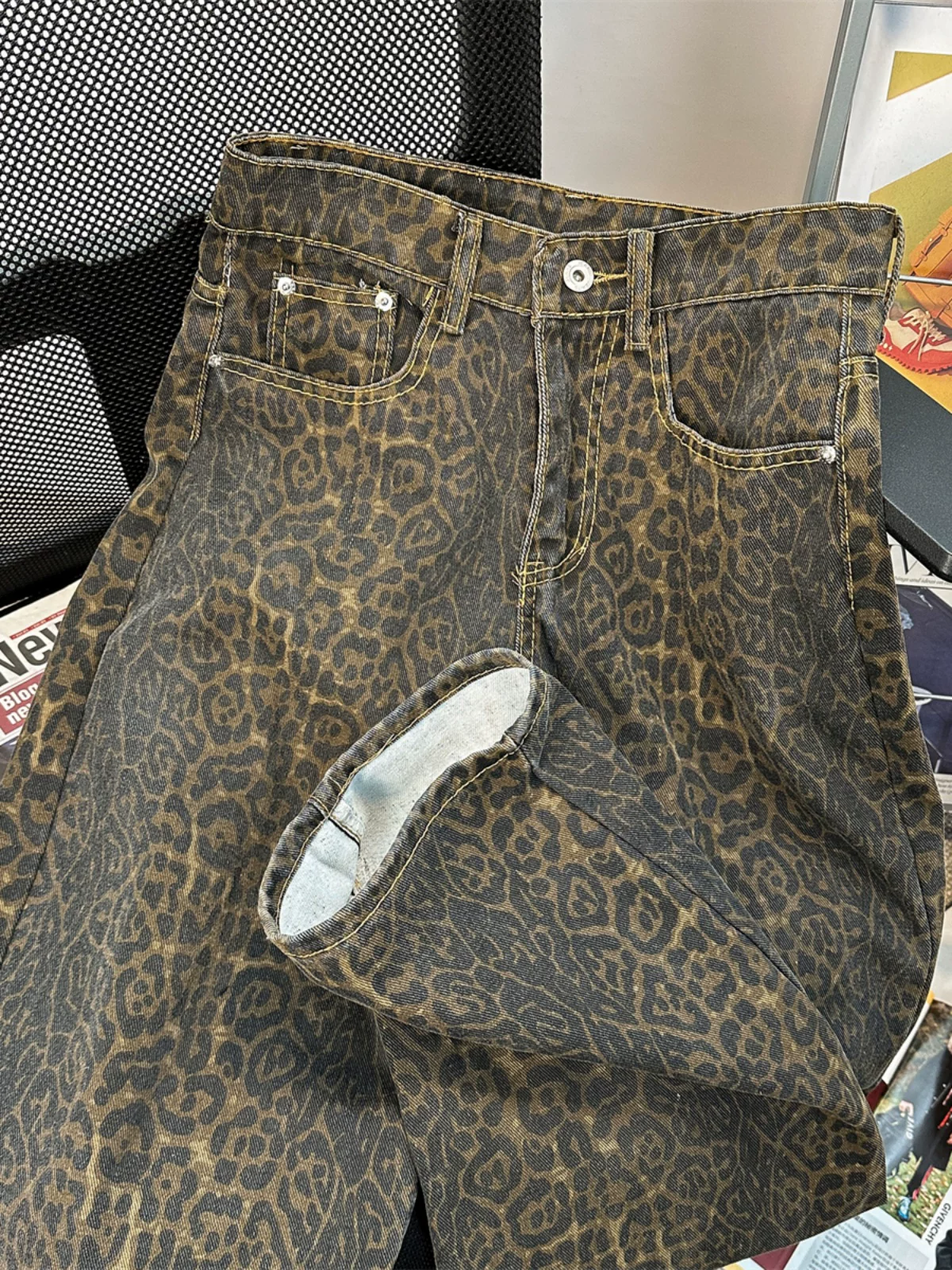 Quần in họa tiết da báo thời thượng mùa thu dành cho nam, phong cách đường phố Mỹ cổ điển, quần jean rộng rãi thoải mái chất liệu dày dặn.