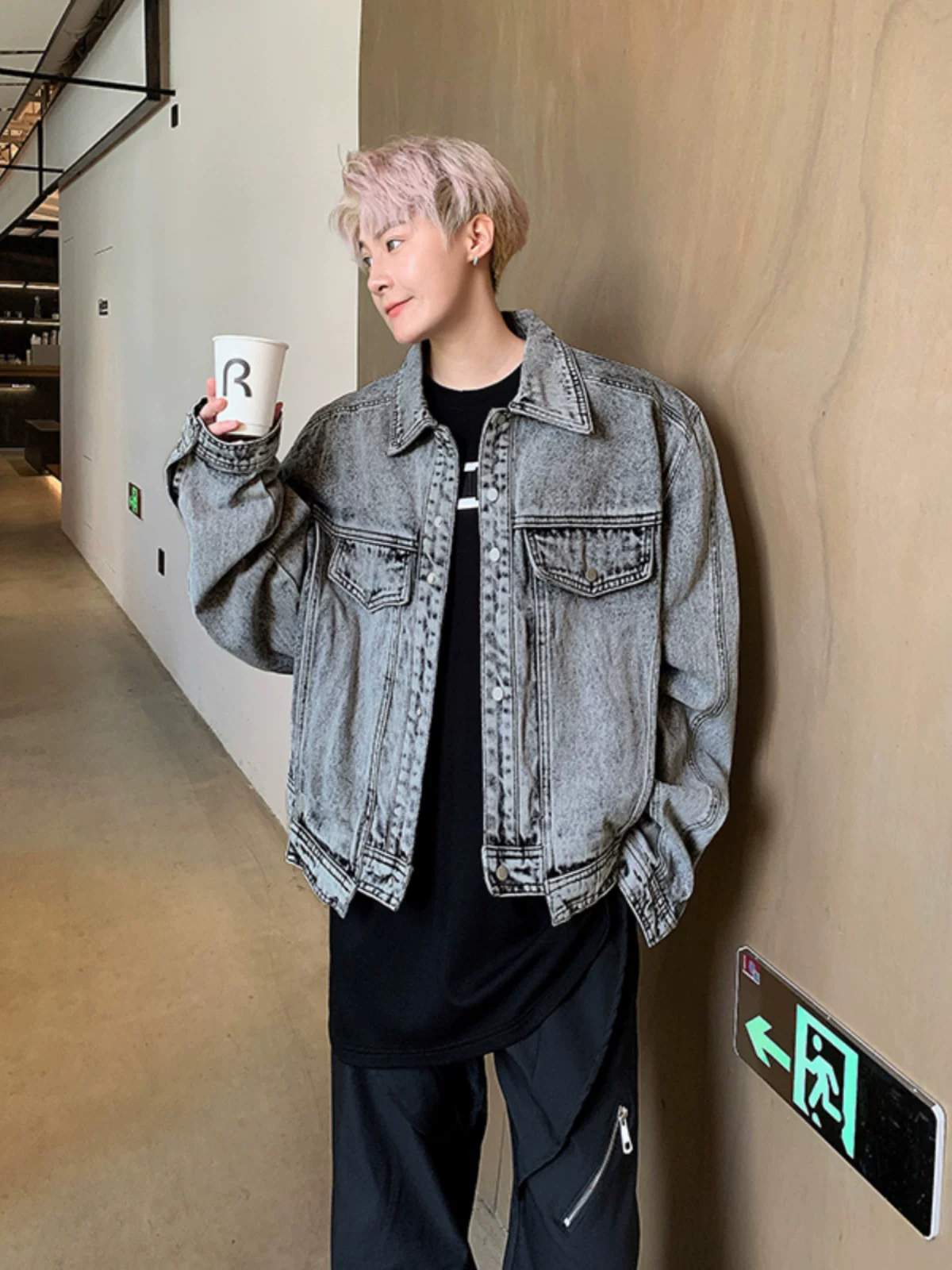 Áo khoác denim đệm vai phong cách cổ điển đường phố cao cấp dành cho mùa xuân và mùa thu, áo khoác ngắn cleanfit dành cho nam, quần áo công sở rộng rãi hợp thời trang.