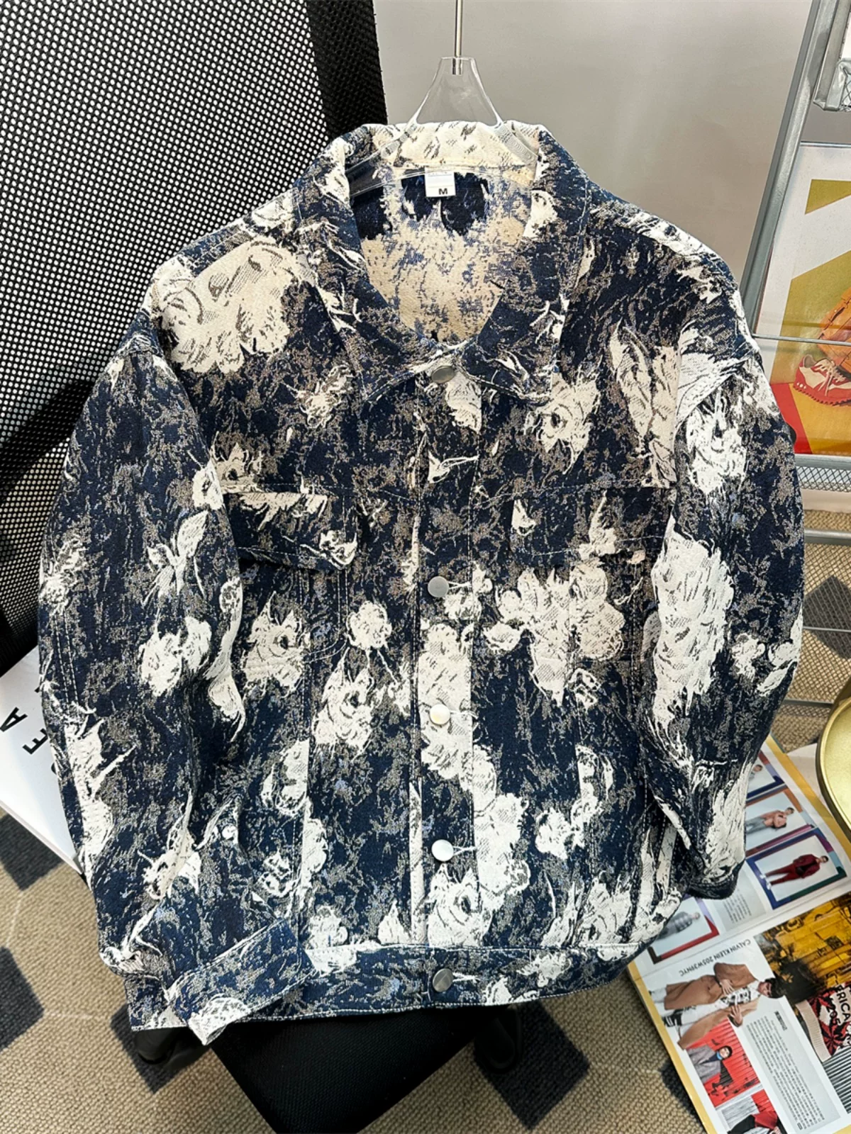 Áo khoác denim họa tiết splash-ink lấy cảm hứng từ thiết kế dành cho nam giới, phong cách cao cấp cổ điển kiểu Mỹ mùa xuân thu, quần áo cặp đôi dáng rộng hợp thời trang.