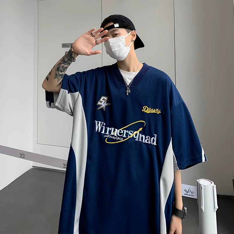 Áo thun nam tay ngắn cổ chữ V thêu họa tiết patchwork, phong cách retro Mỹ cá tính, áo thun mùa hè thời thượng dáng rộng tay lửng.