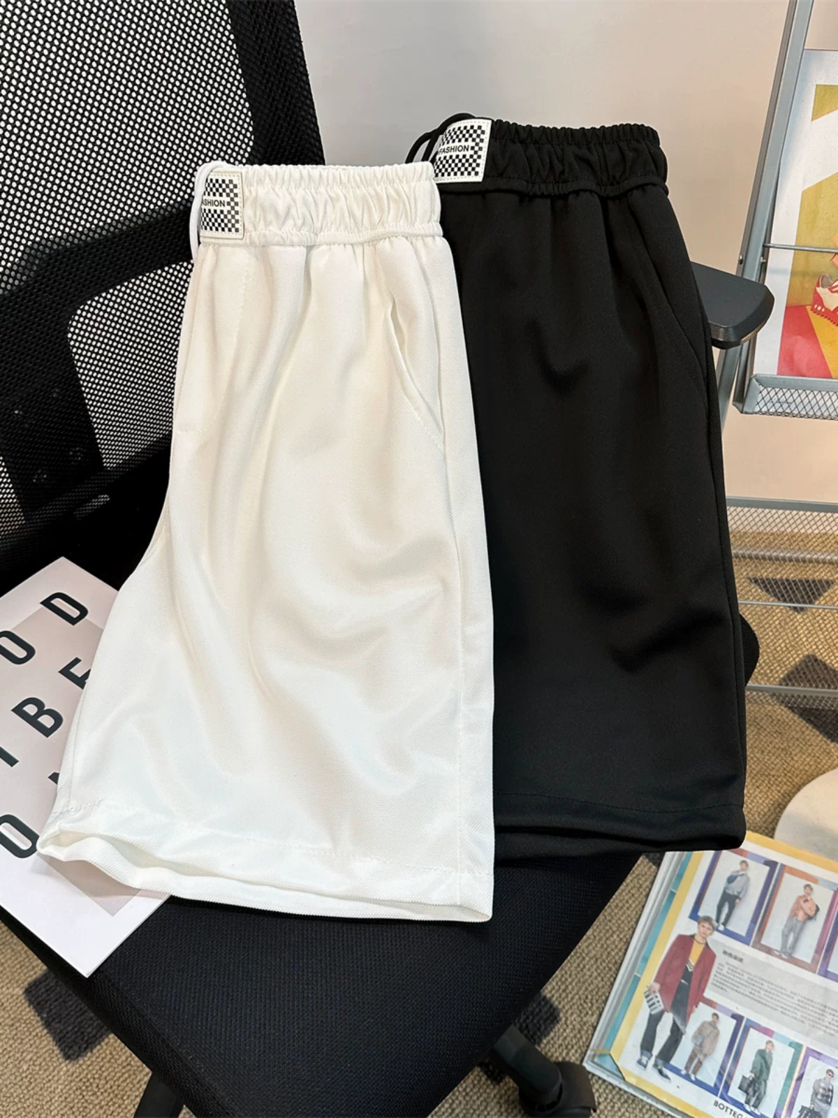 Quần short nam mùa hè phong cách trưởng thành nhẹ nhàng, quần năm phần chất liệu lụa băng mát mẻ, dáng rộng, chất liệu dày dặn, quần thể thao thời trang thương hiệu hot trend.