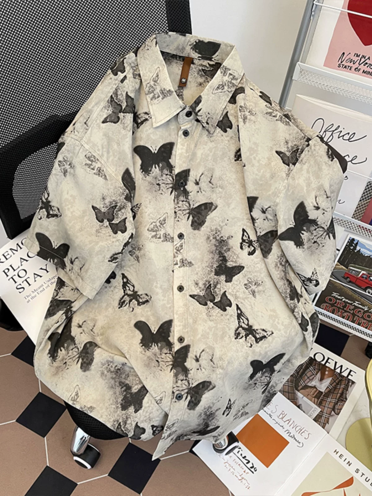 Áo sơ mi in họa tiết tie-dye hình bướm dành cho nam và nữ, áo sơ mi lụa đá mùa hè mới 2024, kiểu dáng rộng rãi, thời trang, chất liệu mát mẻ.