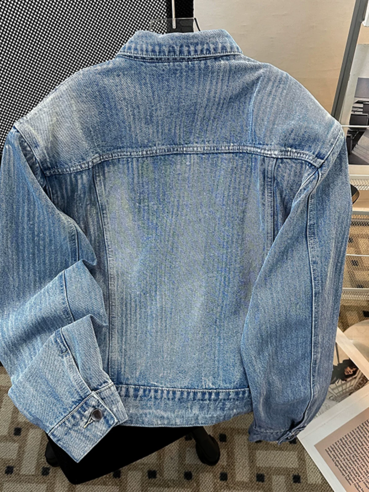 Áo khoác denim ngắn có đệm vai dành cho nam, áo khoác ngoài kiểu Mỹ thời thượng mùa xuân thu, áo khoác ngoài dáng rộng, chất liệu washed.
