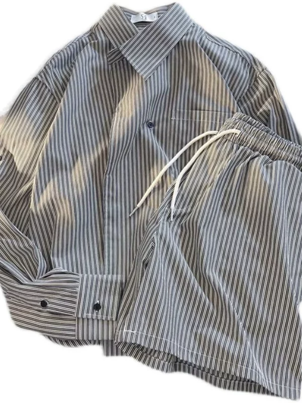 Bộ áo sơ mi sọc nam, phong cách BF Hồng Kông mùa hè, áo sơ mi dài tay mát mẻ, quần short rộng rãi, bộ hai món thời trang thường ngày.