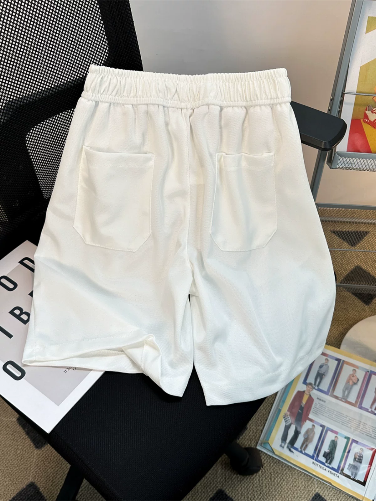Quần short nam mùa hè phong cách trưởng thành nhẹ nhàng, quần năm phần chất liệu lụa băng mát mẻ, dáng rộng, chất liệu dày dặn, quần thể thao thời trang thương hiệu hot trend.
