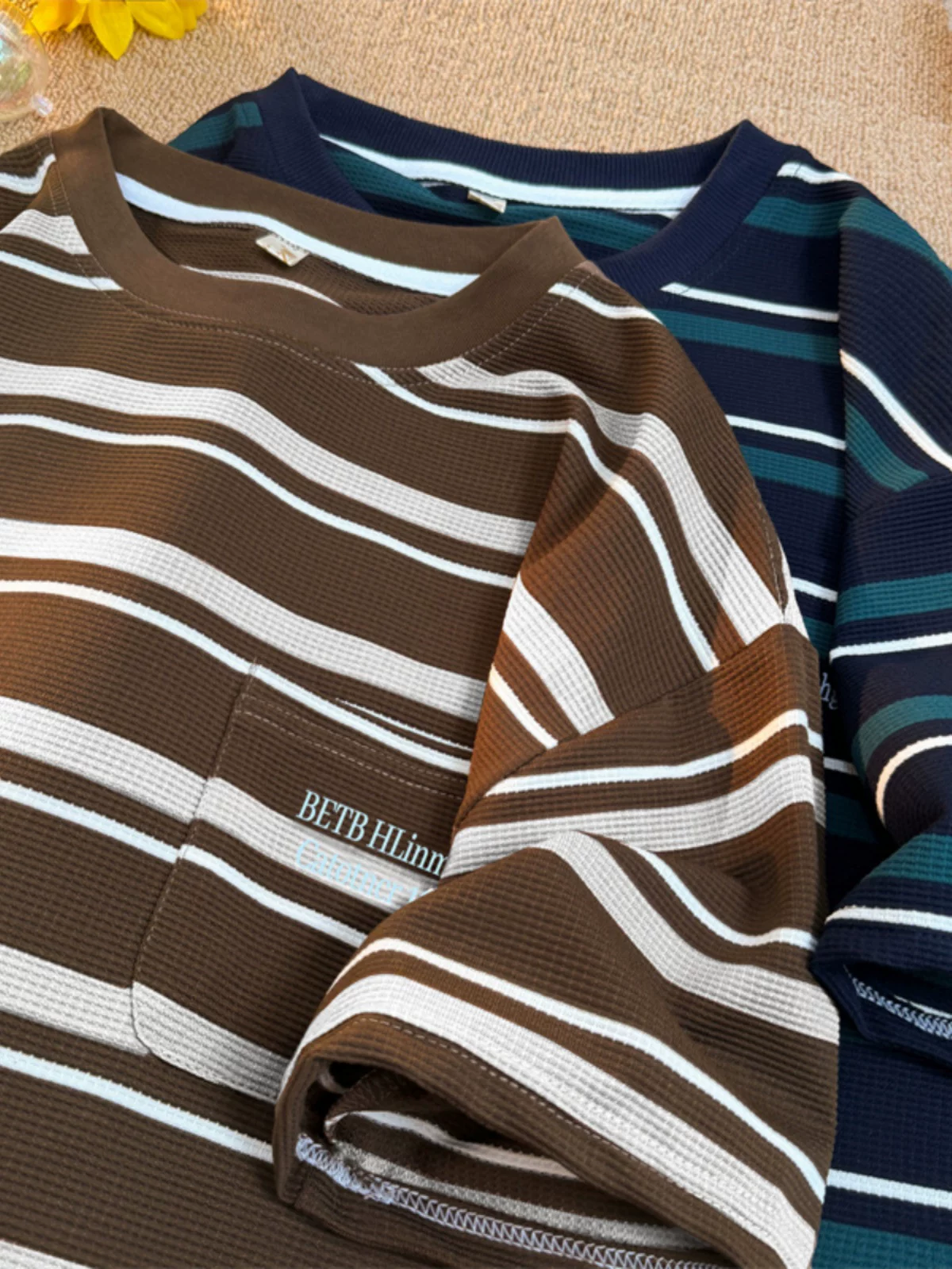 Áo thun sọc phối màu phong cách Nhật Bản dành cho nam, dáng rộng, chất liệu cotton dày mùa hè, tay ngắn, phong cách thời trang đại học, áo thun cặp đôi nửa tay.