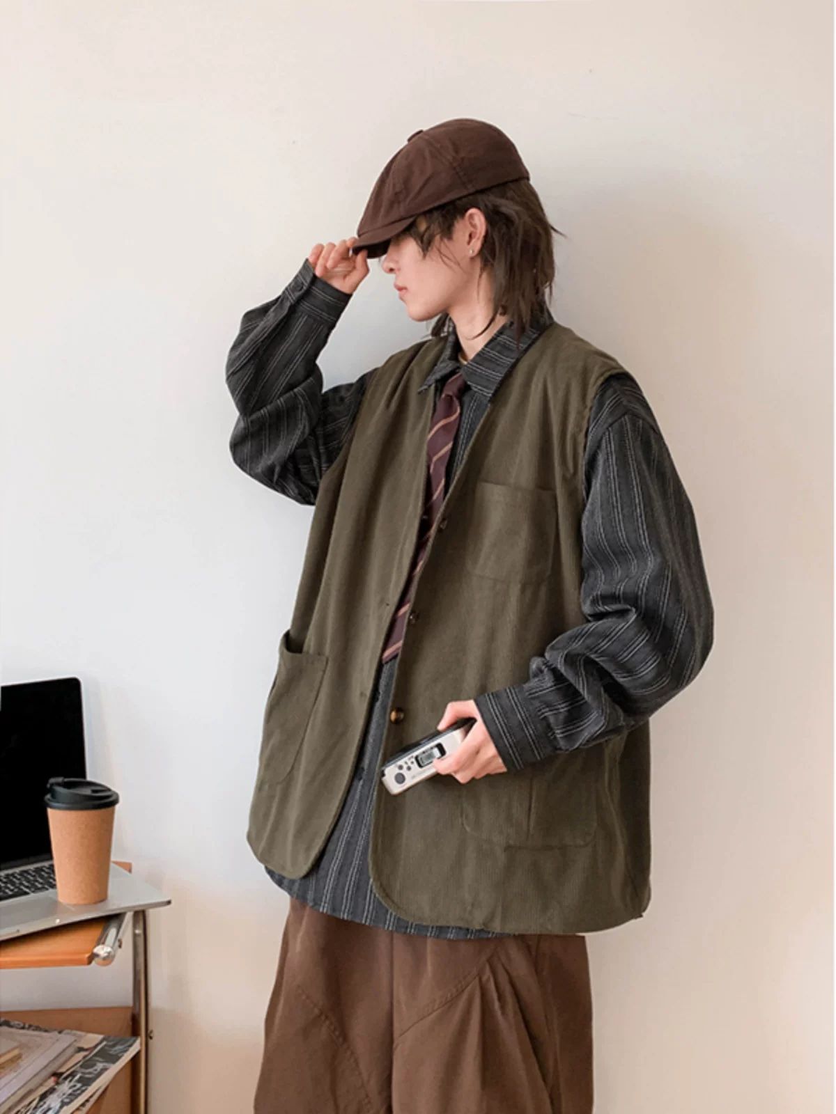 Áo vest nam chất liệu vải nhung kiểu Nhật cổ điển, áo khoác nhiều túi thời trang, phong cách rộng rãi, thích hợp mặc layer mùa thu đông.