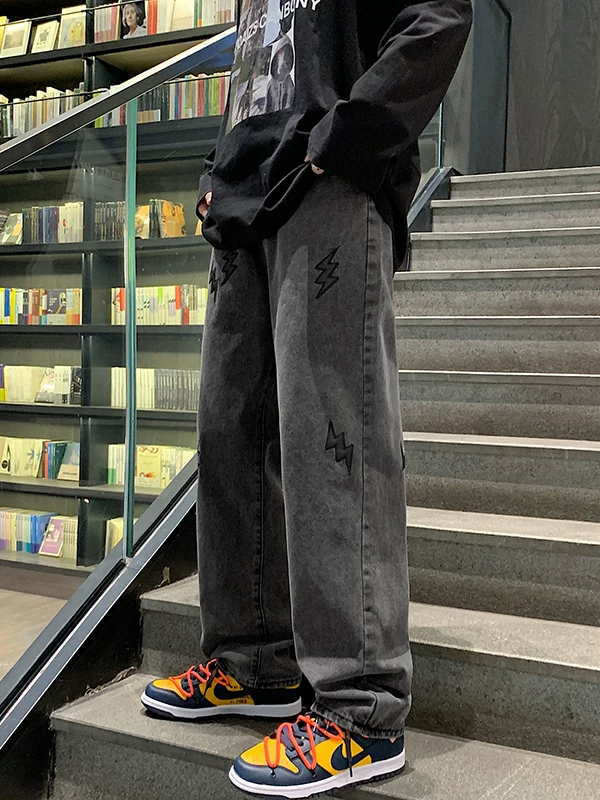 Quần jean màu xám khói cho nam, quần ống đứng thêu họa tiết thương hiệu thời thượng, phong cách đường phố mới mùa xuân, quần ống rộng dáng rộng kiểu bố.