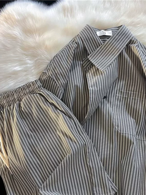 Bộ áo sơ mi sọc nam, phong cách BF Hồng Kông mùa hè, áo sơ mi dài tay mát mẻ, quần short rộng rãi, bộ hai món thời trang thường ngày.