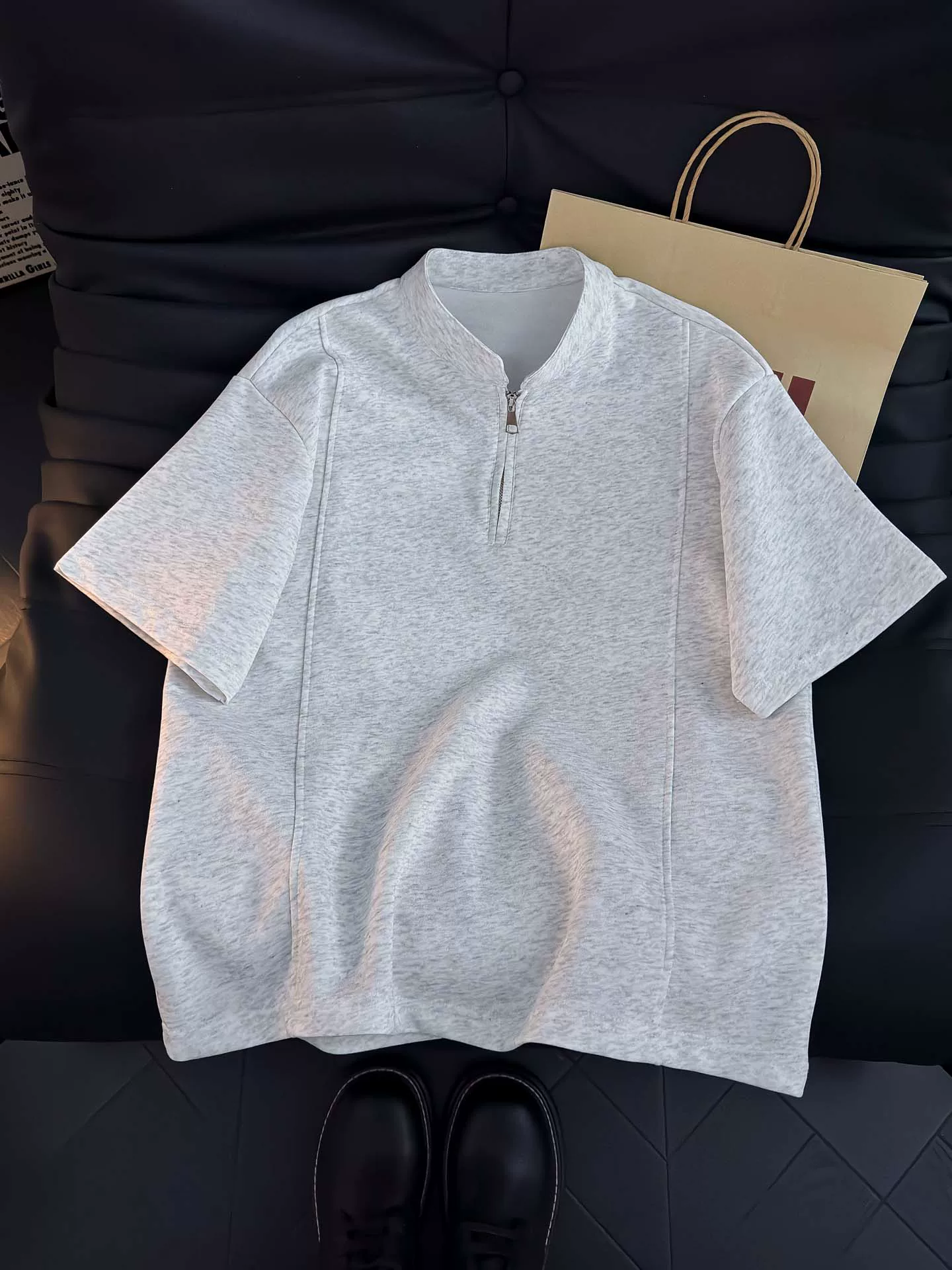 Áo thun nam cổ Henry kiểu Mỹ, tay ngắn, dáng rộng, phong cách casual mùa hè, thiết kế nửa khóa kéo thời trang.