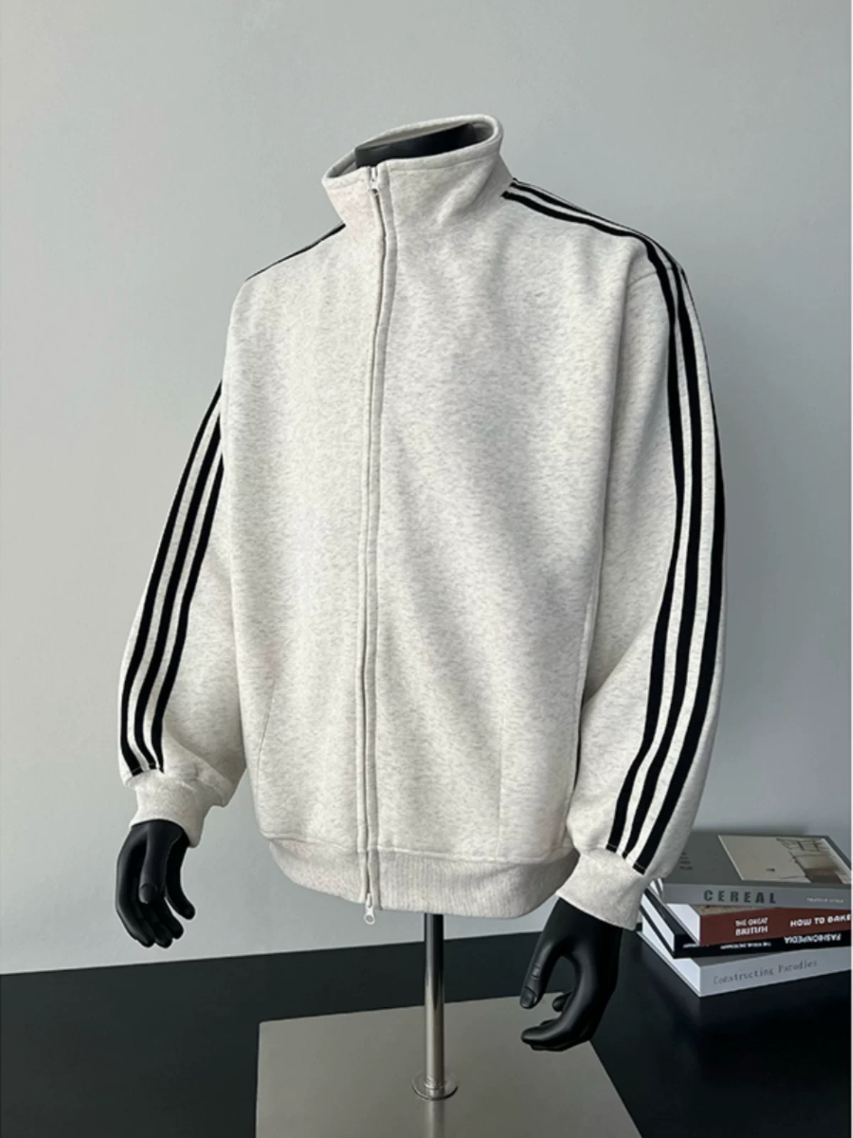 Áo khoác cardigan ba sọc retro dành cho nam, áo thể thao dáng rộng đa năng mùa xuân thu, áo khoác ngoài cặp đôi phong cách Mỹ thời thượng.