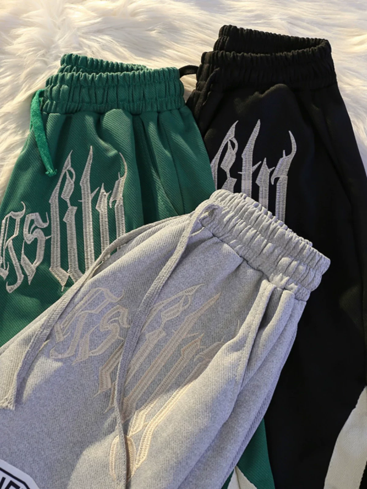 Quần short bóng rổ thêu họa tiết retro Mỹ, quần short nam mùa hè mỏng, rộng rãi, kiểu cặp đôi, quần short thể thao thời trang, năng động.