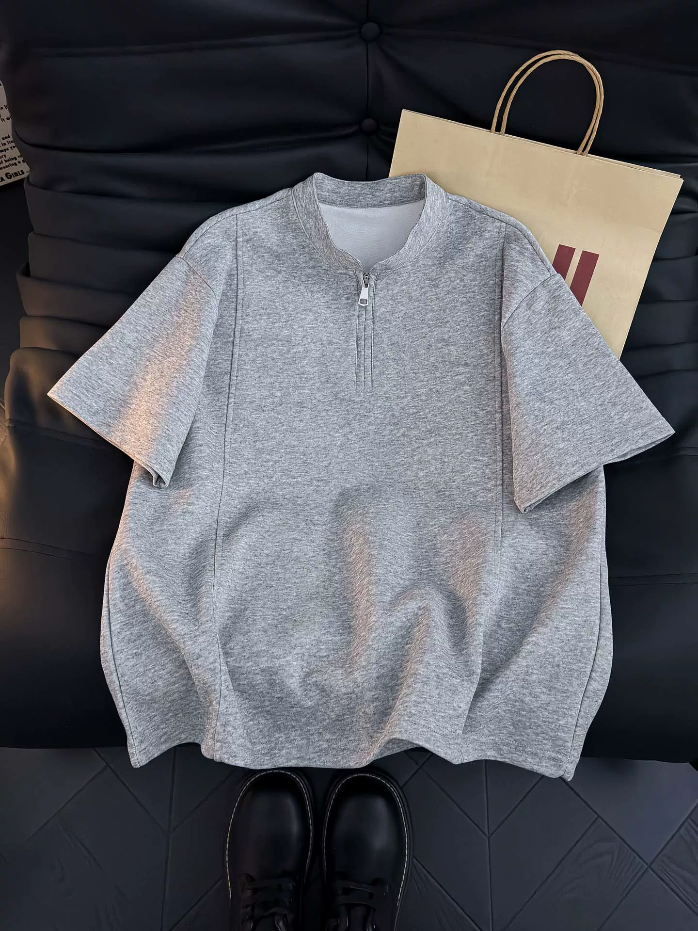 Áo thun nam cổ Henry kiểu Mỹ, tay ngắn, dáng rộng, phong cách casual mùa hè, thiết kế nửa khóa kéo thời trang.