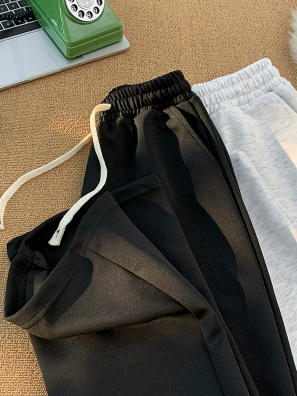 Quần thể thao kiểu Mỹ chất liệu dày dặn dành cho nam, quần ống loe cleanfit mùa xuân thu, quần dài dáng rộng thời trang đa năng phong cách thường ngày.