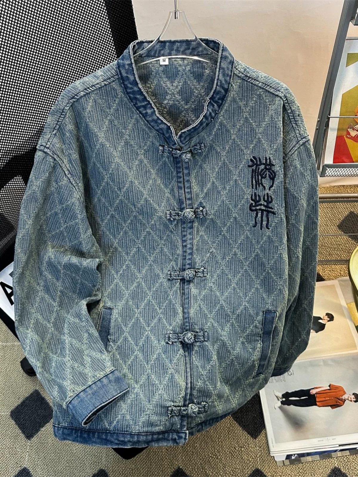 Áo khoác denim cài cúc kiểu Trung Quốc dành cho nam, áo khoác công sở dáng rộng mùa xuân thu, áo đôi thiết kế theo phong cách thương hiệu thời thượng.