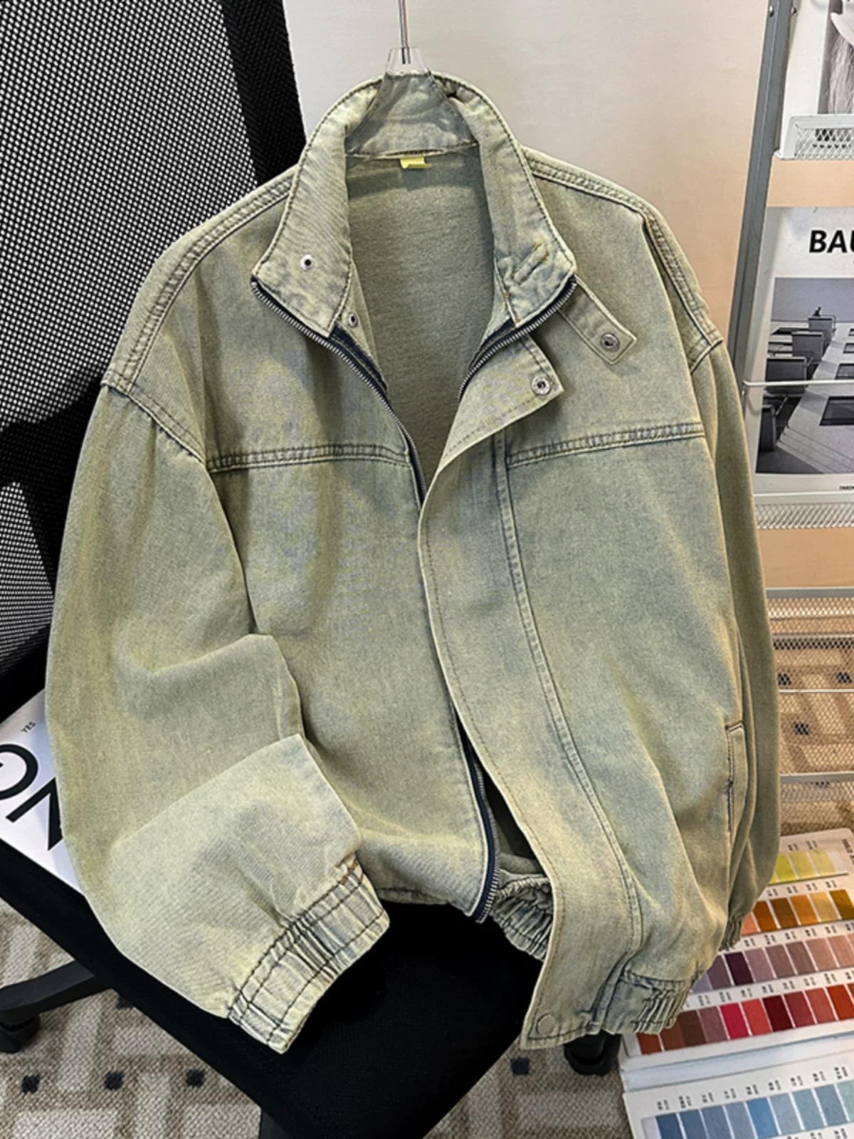 Áo khoác denim màu vàng đất dành cho nam, kiểu dáng thời thượng mùa xuân thu phong cách Mỹ, áo kiểu vintage đã qua xử lý, áo khoác công sở dáng rộng cổ đứng.