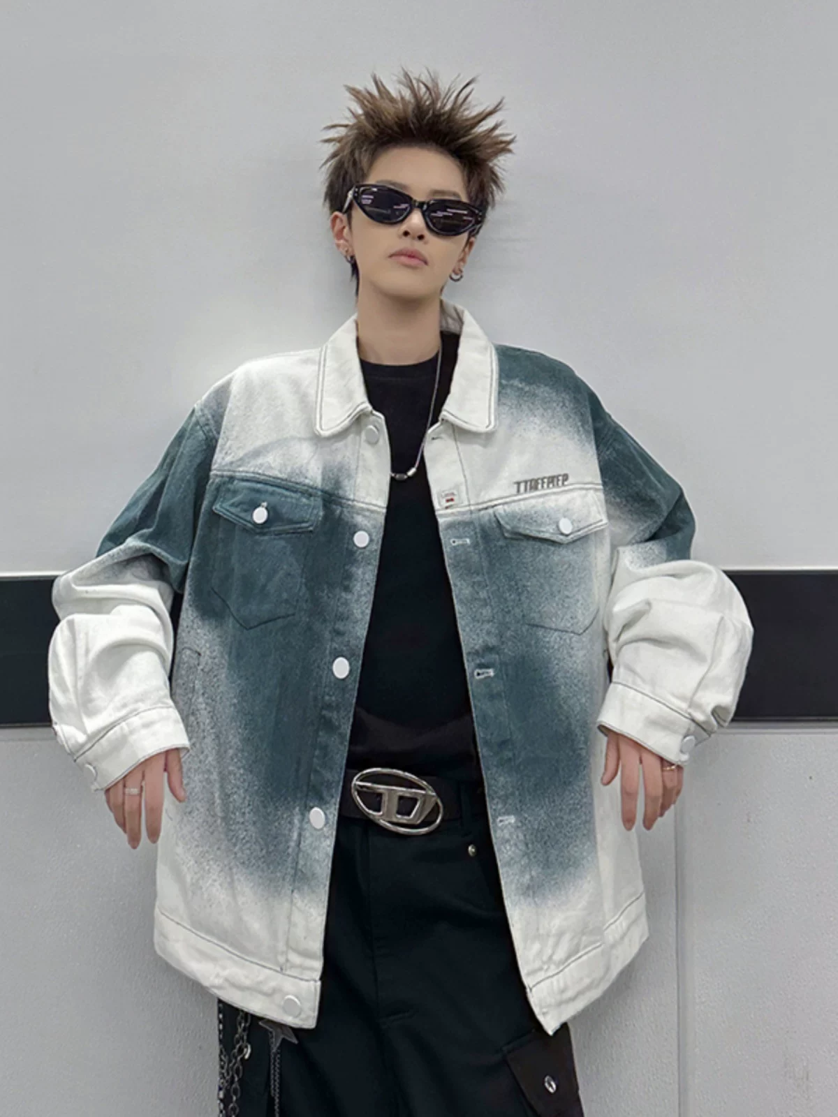 Áo khoác denim nhuộm màu gradient dành cho nam, thiết kế mang phong cách đường phố Mỹ, trang phục công sở hợp thời trang dáng rộng mùa xuân.