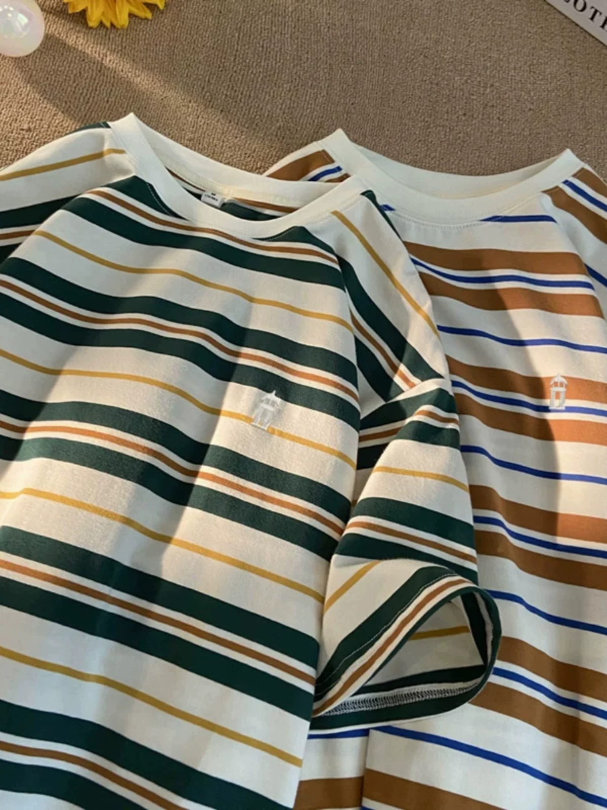 Áo thun nam tay ngắn thêu sọc, áo thun cotton nguyên chất mùa hè dáng rộng, áo thun phong cách đại học retro Mỹ thời thượng.