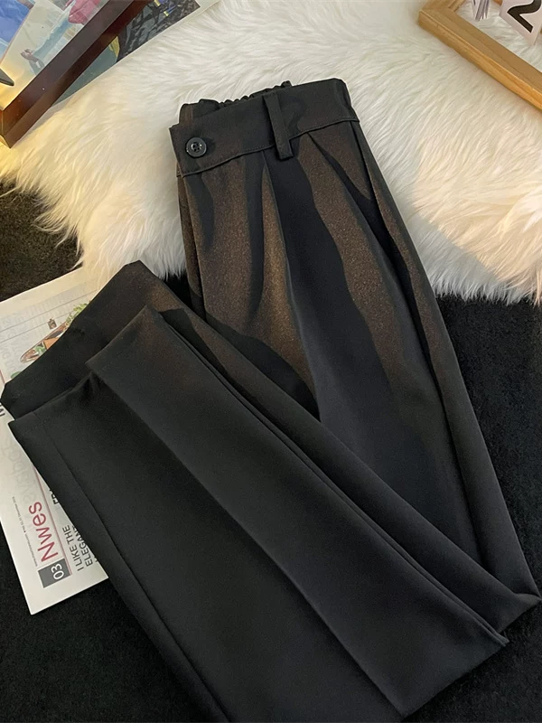 Quần tây nam màu đen thời trang mùa hè, chất liệu mỏng, dáng rộng, ống suông, có độ rủ tự nhiên.