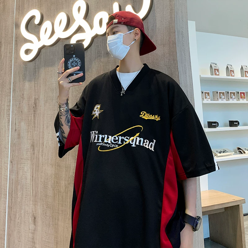 Áo thun nam tay ngắn cổ chữ V thêu họa tiết patchwork, phong cách retro Mỹ cá tính, áo thun mùa hè thời thượng dáng rộng tay lửng.