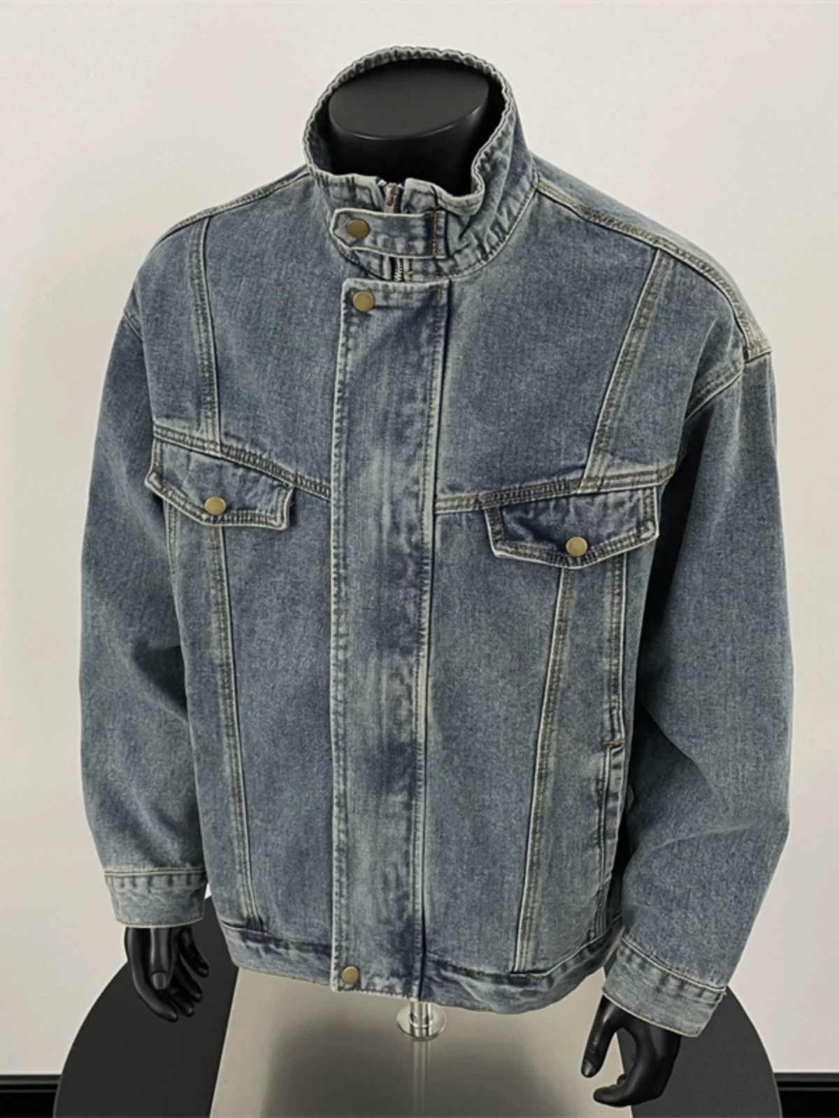 Áo khoác denim nam Xuân 2025, áo khoác cổ đứng dày dặn, kiểu dáng rộng rãi, thời thượng, phong cách Mỹ cao cấp.
