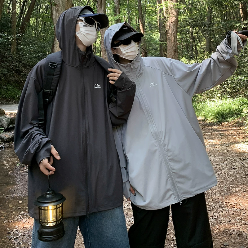 Áo khoác chống nắng vải lụa băng mát mẻ dành cho nam, áo khoác chống tia UV có mũ trùm đầu mùa hè, quần áo đi bộ đường dài rộng rãi hợp thời trang dành cho cặp đôi.