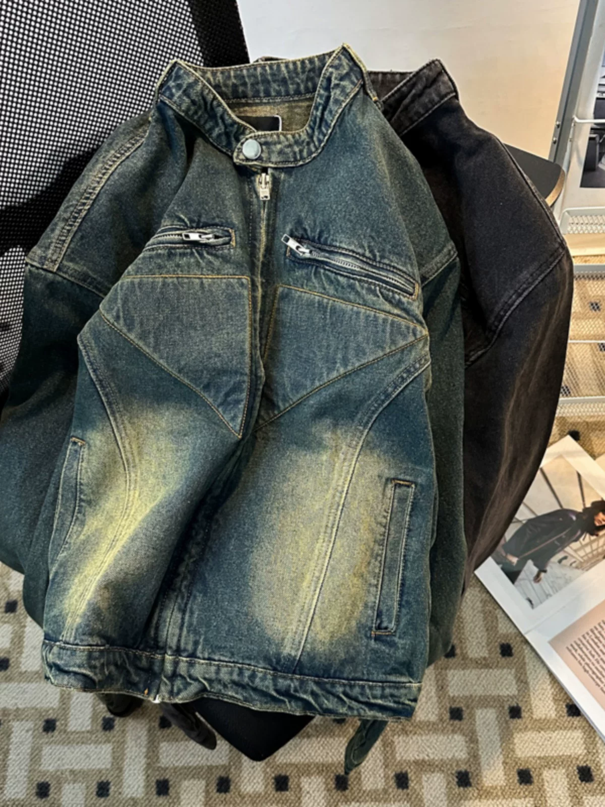 Áo khoác denim nam kiểu dáng ngắn, có đệm vai, thiết kế phá cách, giặt mài và tạo hiệu ứng cũ kỹ, phong cách thời trang Mỹ, thích hợp cho mùa xuân và mùa thu.