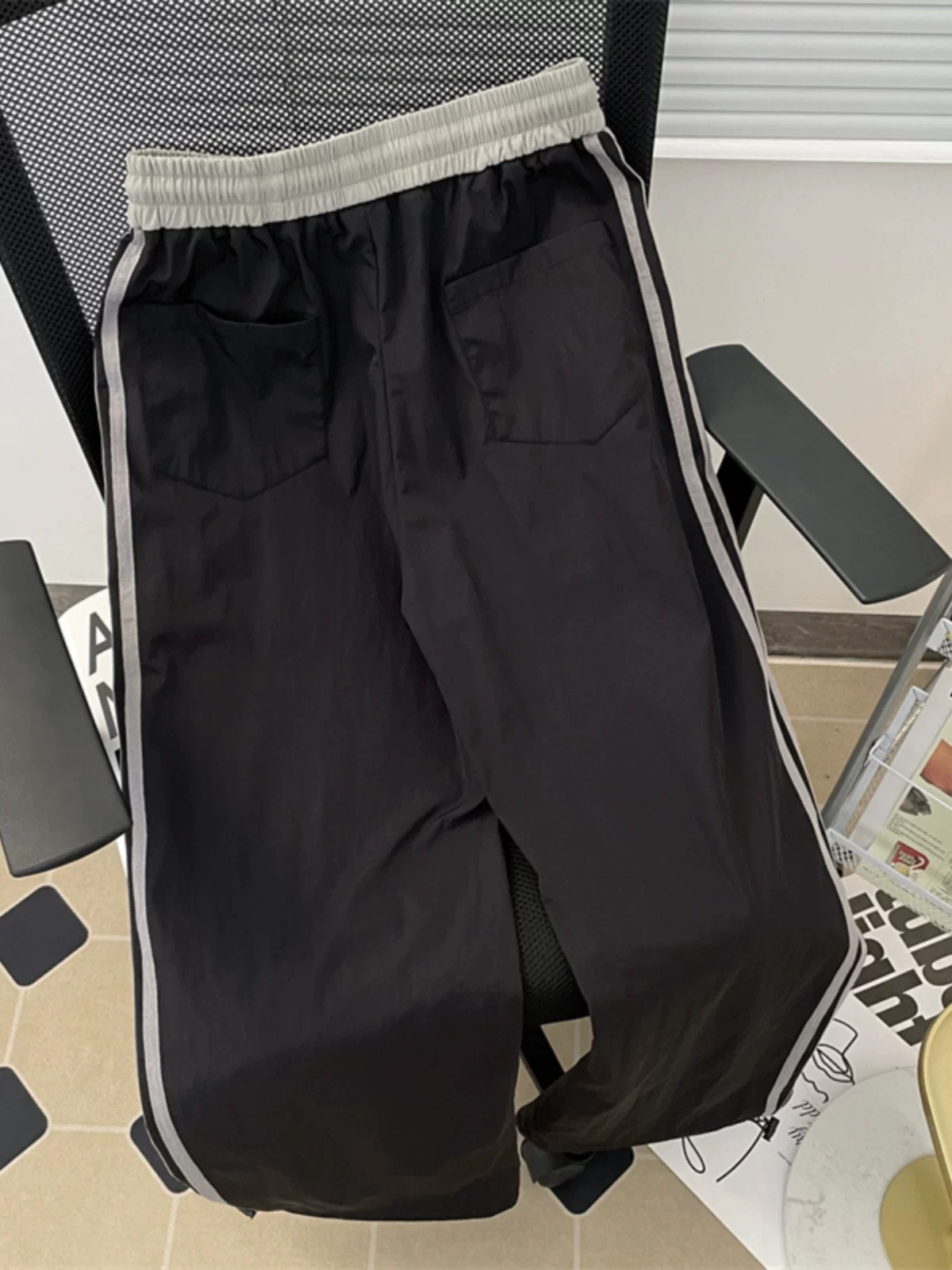 Quần thể thao nam phối vải sọc, phong cách hip-hop Mỹ thời thượng, dáng rộng, chất liệu lụa đá mỏng nhanh khô mùa hè.