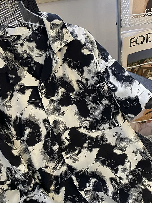 Áo sơ mi nam in họa tiết tie-dye, áo sơ mi mùa hè tay ngắn chất liệu lụa băng mát mẻ, kiểu dáng rộng rãi, phong cách thời thượng.