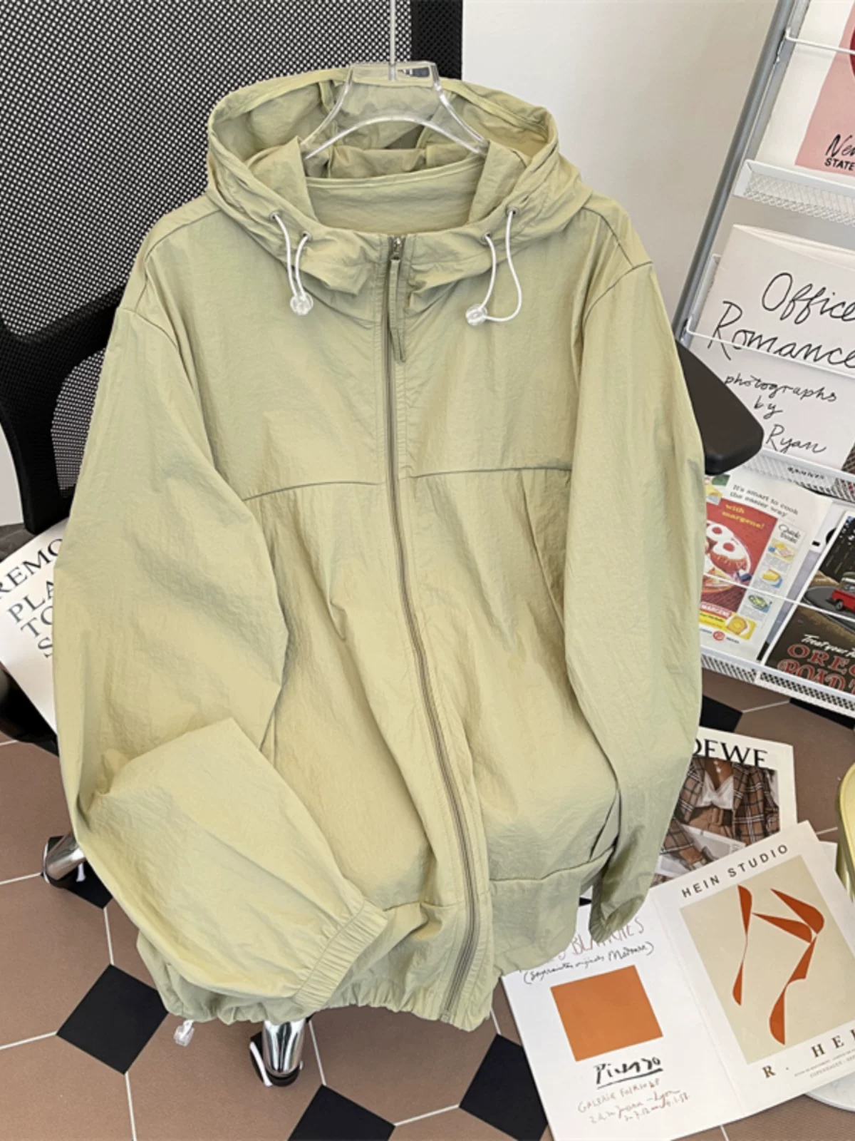 Quần áo chống nắng ngoài trời kiểu Nhật dành cho cặp đôi, áo khoác mỏng nhẹ mùa hè bằng vải lụa băng, áo khoác leo núi có mũ trùm đầu rộng rãi hợp thời trang dành cho nam.