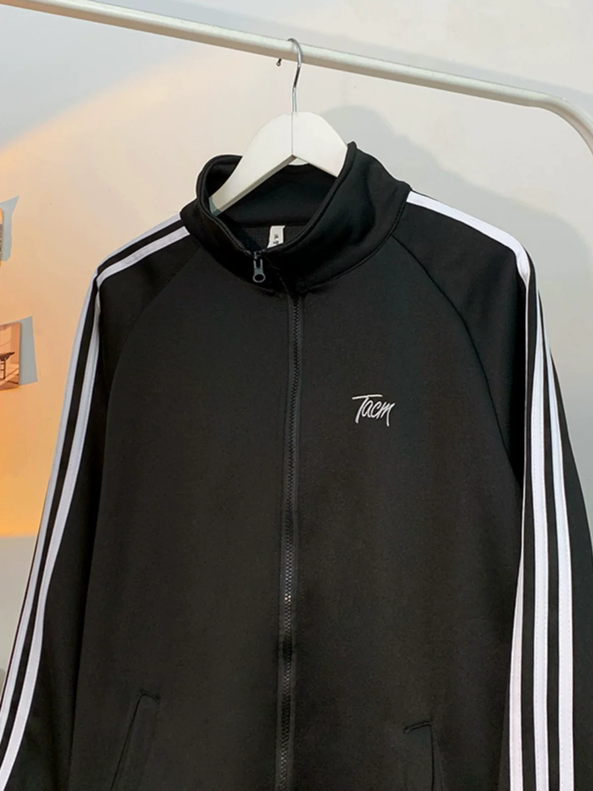 Áo len cardigan ba sọc kiểu Mỹ dành cho nam, cổ đứng, áo khoác thể thao dáng rộng, áo khoác ngoài thông thường đa năng hợp thời trang thu đông.