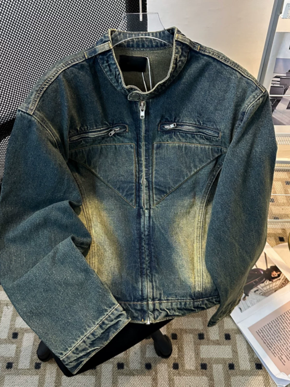 Áo khoác denim nam kiểu dáng ngắn, có đệm vai, thiết kế phá cách, giặt mài và tạo hiệu ứng cũ kỹ, phong cách thời trang Mỹ, thích hợp cho mùa xuân và mùa thu.