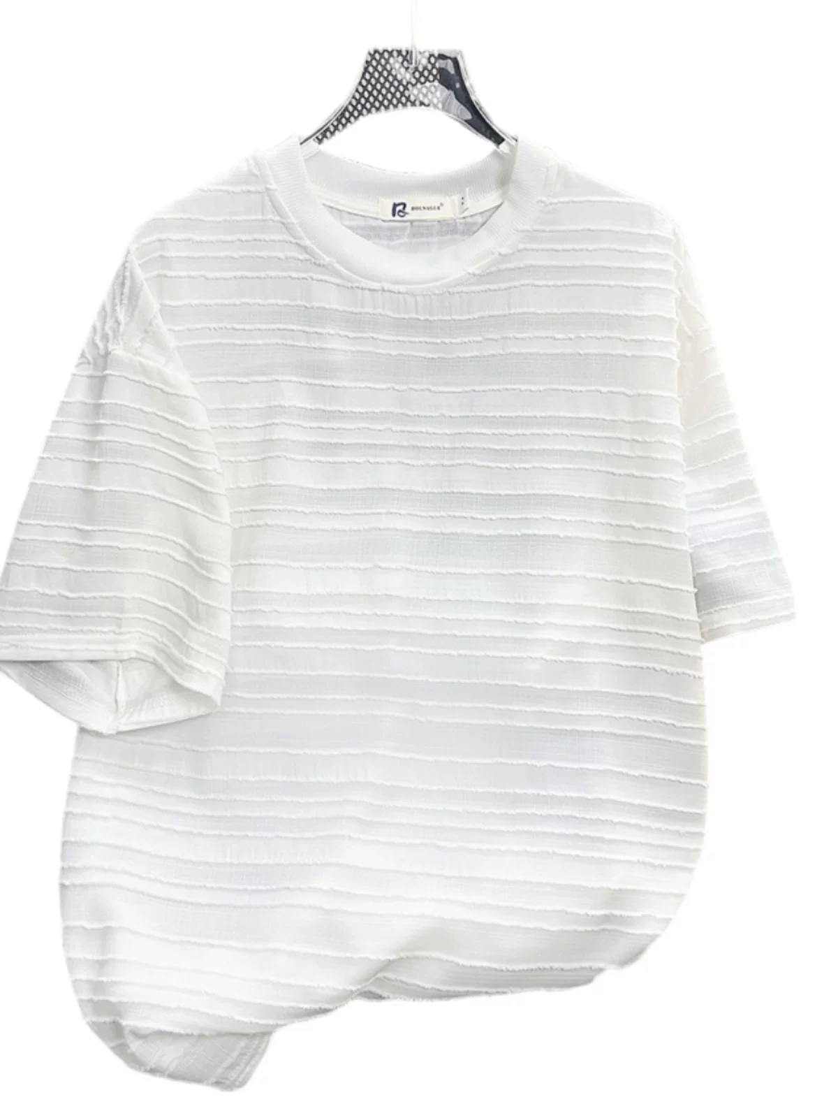 Áo thun nam tay ngắn hè 2025, kiểu dáng rộng rãi, chất liệu sọc nổi, phong cách Mỹ thời thượng, áo đôi tay lửng mát mẻ và sành điệu.