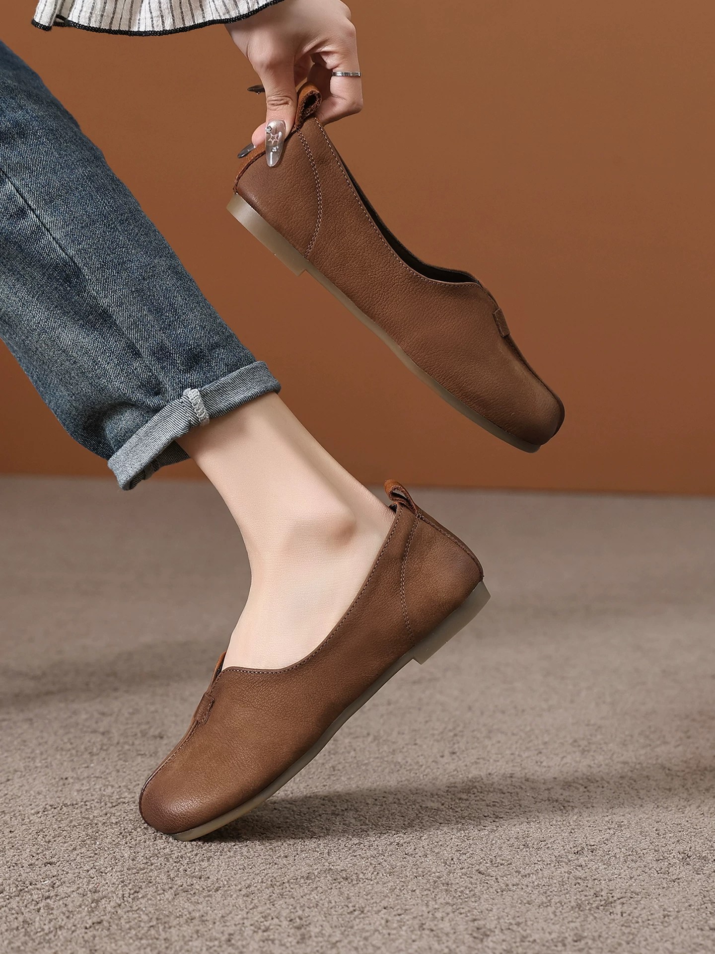 Giày bà ngoại da thật kiểu retro dành cho nữ, giày da mẹ đế mềm êm ái, giày lười kiểu mới mùa xuân 2026.