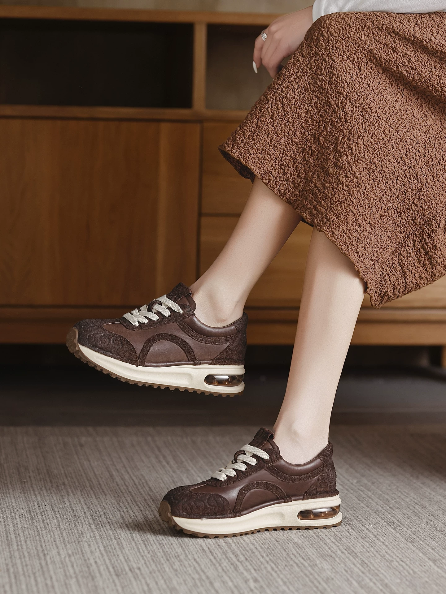 Giày bố retro nhiều màu sắc da bò lớp đầu dành cho nữ, giày thể thao đế dày da thật, mẫu mới mùa xuân 2026, giày sneaker có đệm khí.