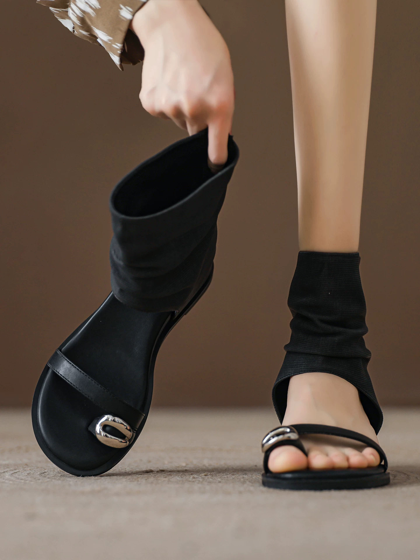 Giày sandal đế xuồng nữ kiểu xỏ chân, có độn đế tăng chiều cao, kiểu dáng xếp ly, giày bốt cổ thấp phong cách La Mã quai đơn, mẫu mới hè 2026.