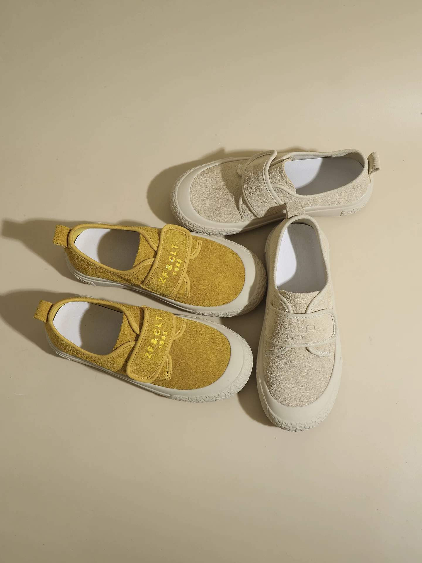 Giày lười Velcro cho nữ, giày retro da bò màu vàng, phong cách mới mùa xuân 2026, giày thể thao đế dày đa năng.