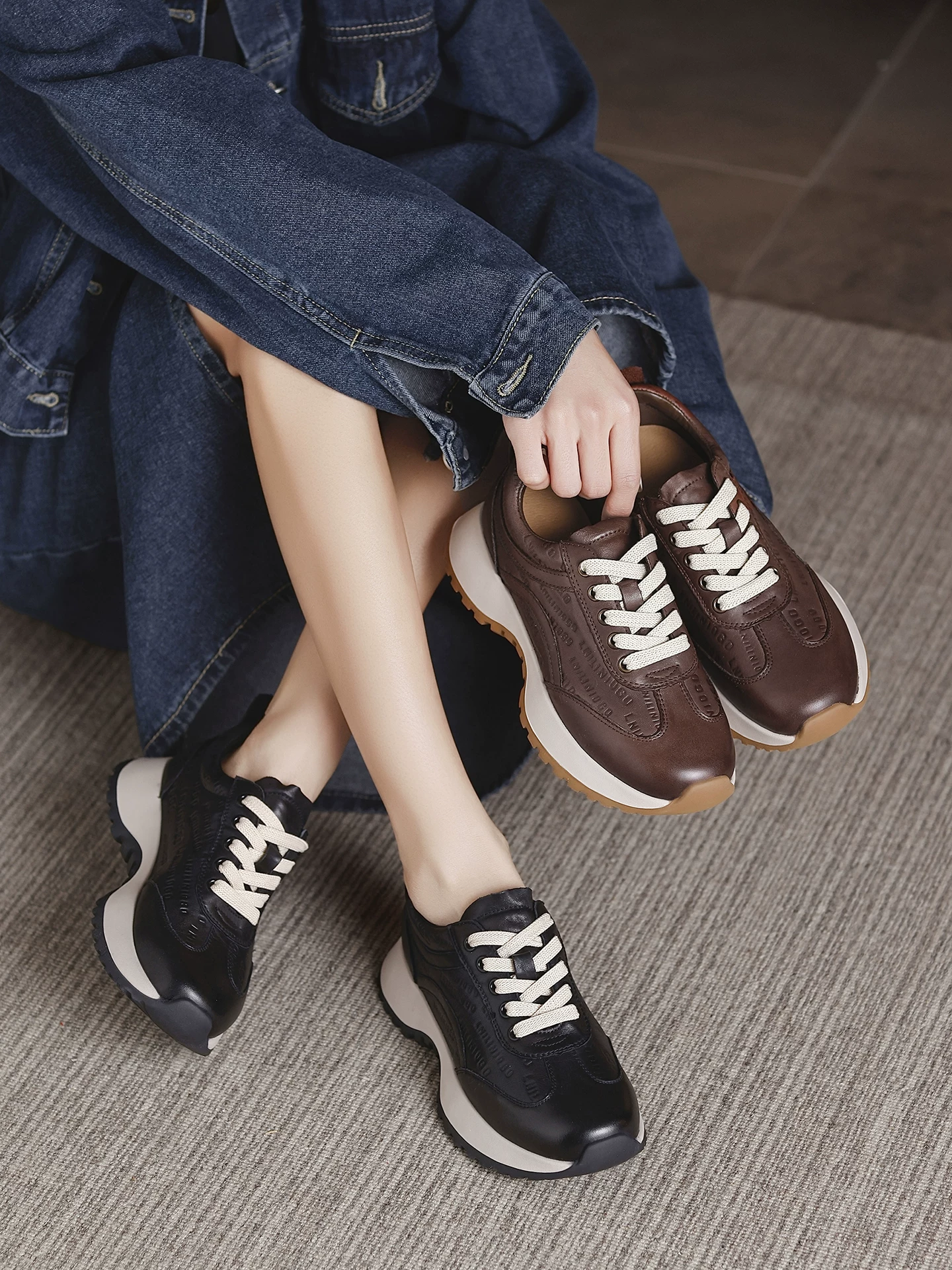 Giày thể thao nữ da nâu kiểu retro, đế dày tăng chiều cao, giày chạy bộ thể thao thường ngày mới mùa xuân 2026