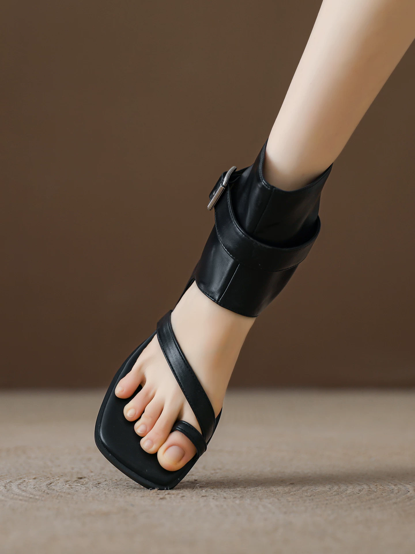 Giày sandal La Mã mũi vuông kiểu Pháp dành cho nữ, có đế tăng chiều cao ẩn và gót wedge, mẫu mới 2026, bốt ngắn hở mũi để đi mùa hè.