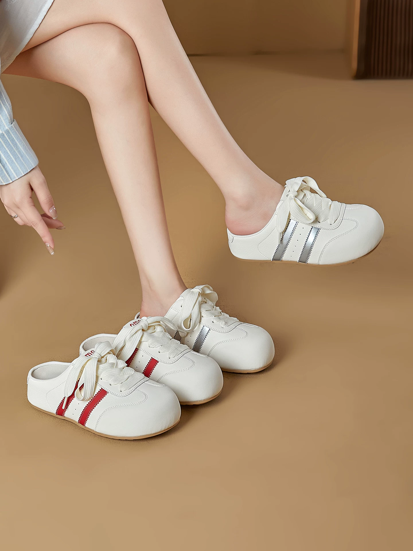 Giày mules nữ da thật kiểu dáng xu hướng, thiết kế mũi kín, đế dày, màu trắng, mùa hè 2026.