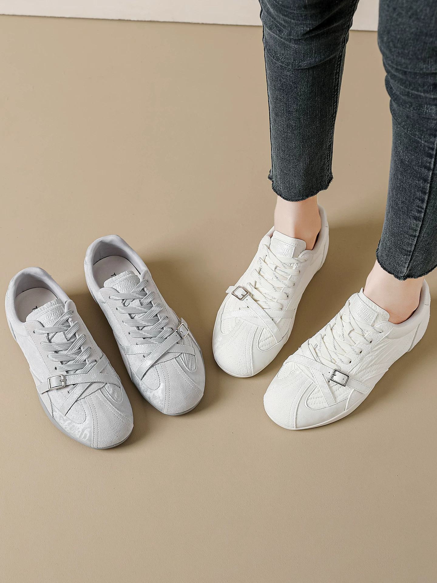 Giày tập luyện kiểu ballet đế mềm quai chéo dành cho nữ, mẫu mới mùa xuân 2026, giày thể thao màu trắng, giày thể thao đế bằng.