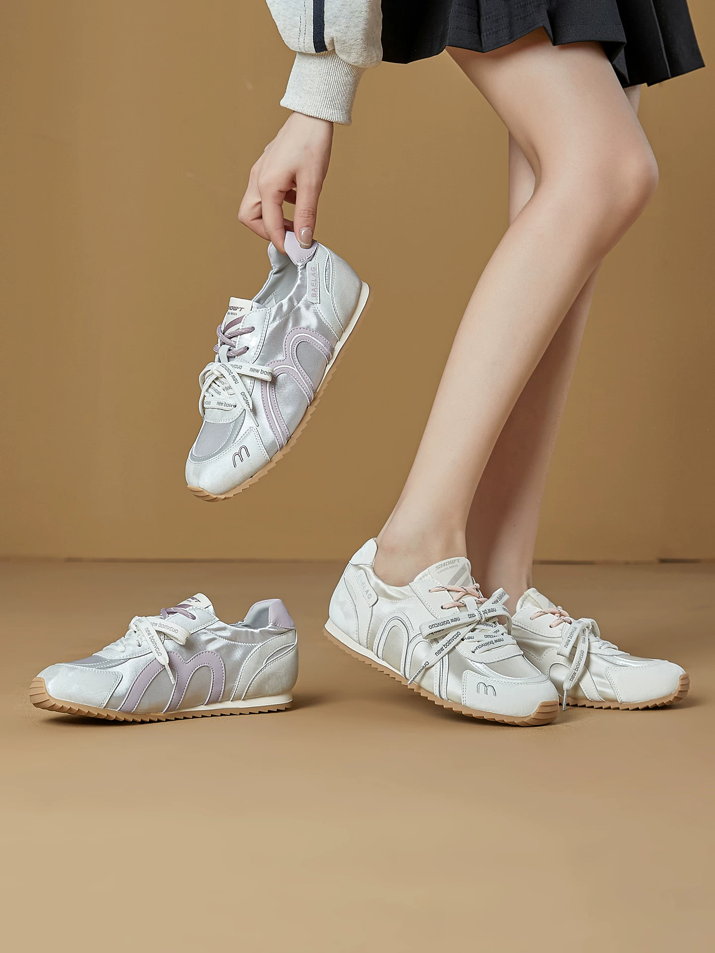 Giày tập luyện kiểu ballet bằng vải satin lụa dành cho nữ, có đế tăng chiều cao ẩn, giày thể thao màu trắng, giày thể thao mùa hè 2026 mỏng nhẹ thoáng khí.