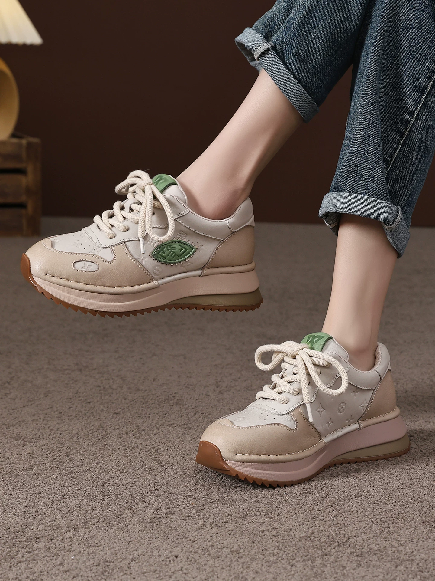Giày bố da bò lớp đầu tiên màu đỏ retro dành cho nữ, giày Forrest Gump đế dày tăng chiều cao, giày thể thao thường ngày mới mùa xuân 2026.